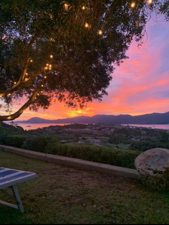 Tramonto su Portoferraio dal giardino del B&B Aethalia