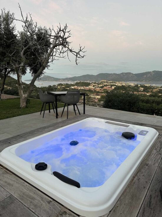 Vasca idromassaggio in giardino