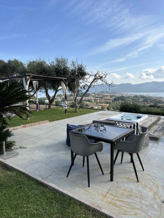 Vista su Portoferraio dal giardino del B&B Aethalia