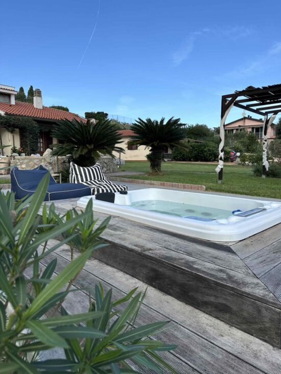 Vasca idromassaggio nel giardino del B&B Aethalia
