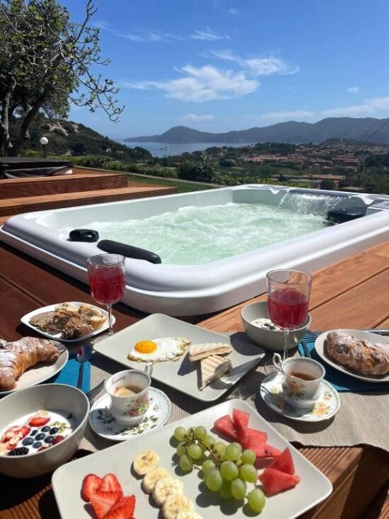 Colazione a bordo vasca