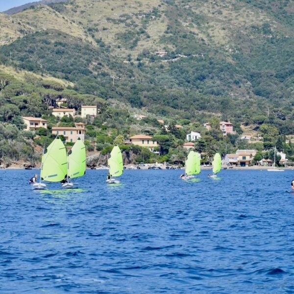 Barche a vela nel golfo di Bagnaia