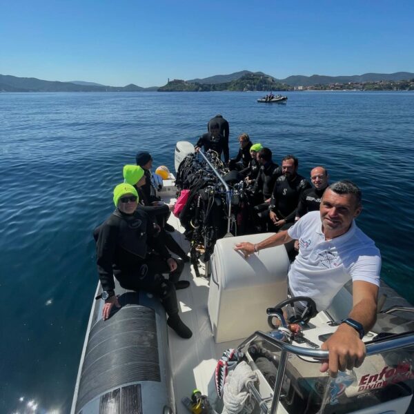 Enfola Diving Center sul gommone con i sub